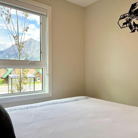 Brand New 2Br Condo With Outdoor Swimming Pool And Hot Tub Canmore Exterior photo